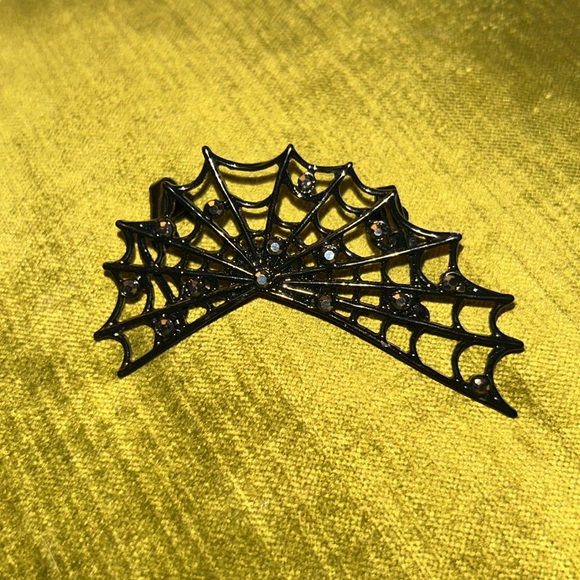 Spiderweb Ear Cuff (New) - Picture 7 of 10